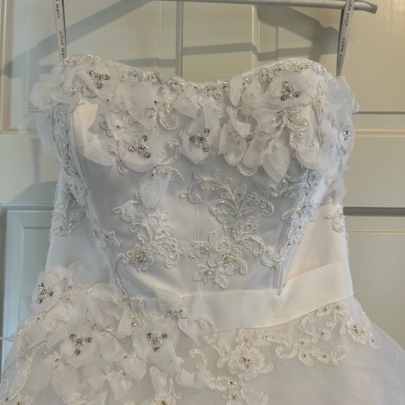 Never Worn Wedding Dress - Picture 5 of 8